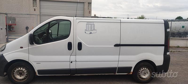 Usata Opel Vivaro 100 CV (73 kW) 2006 Bianco Monovolume