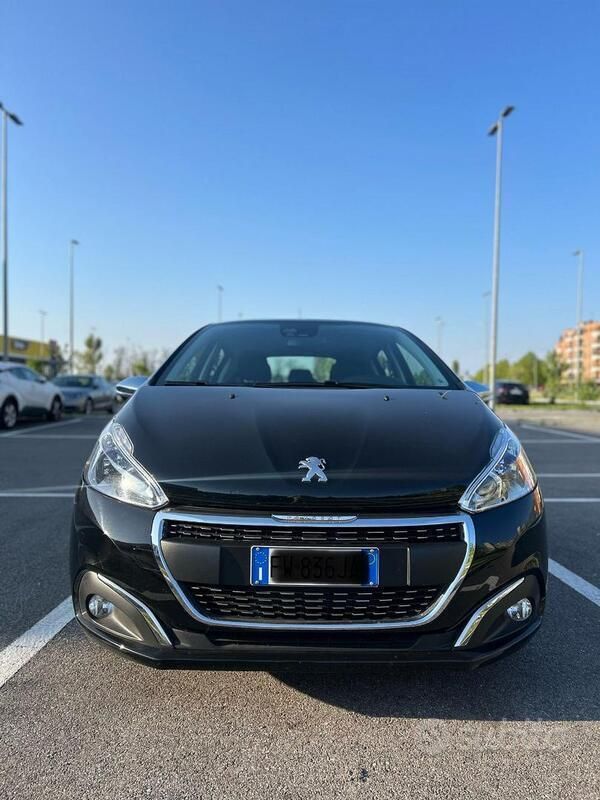 Usata Peugeot 208 102 CV (75 kW) 2019 Nero Utilitaria