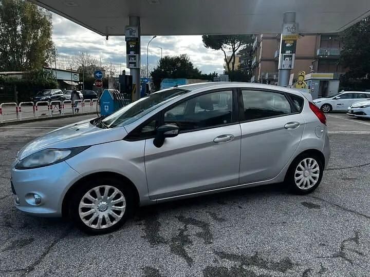 Grigio Usata 2012 Ford Fiesta Tre volumi | 2950 € (Ottimo prezzo) - Immagine 1/4