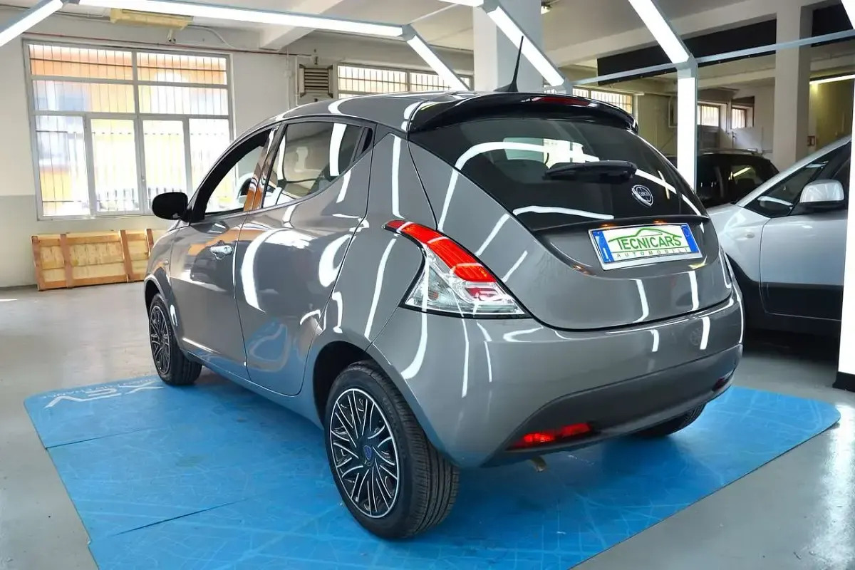 Usata Lancia Ypsilon Gold 69 CV (50 kW) 2024 Argento Utilitaria