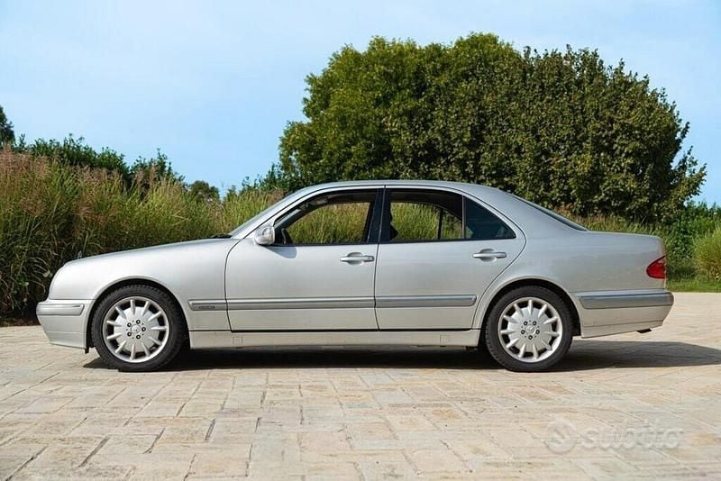 Usata Mercedes E430 279 CV (205 kW) 2000 Grigio Berlina