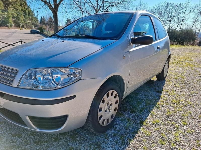 Grigio Usata 2008 Fiat Punto Due volumi | 2200 € (Ottimo prezzo) - Immagine 1/4