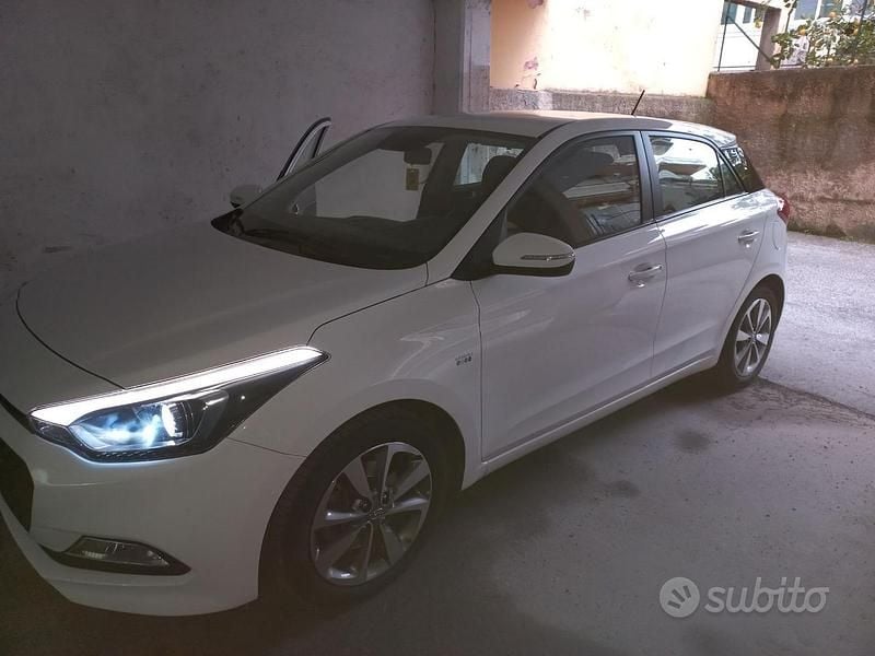 Usata Hyundai i20 75 CV (55 kW) 2015 Bianco Berlina