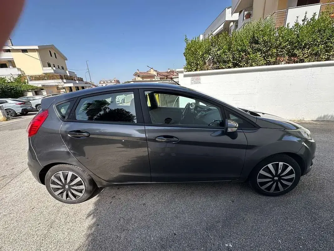 Usata Ford Fiesta 60 CV (44 kW) 2016 Grigio Utilitaria