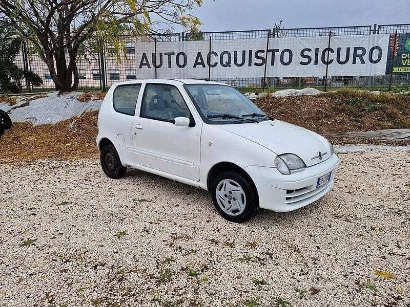 Bianco Usata 2010 Fiat 600 Active Tre volumi | 2900 € (Buon prezzo) - Immagine 1/4