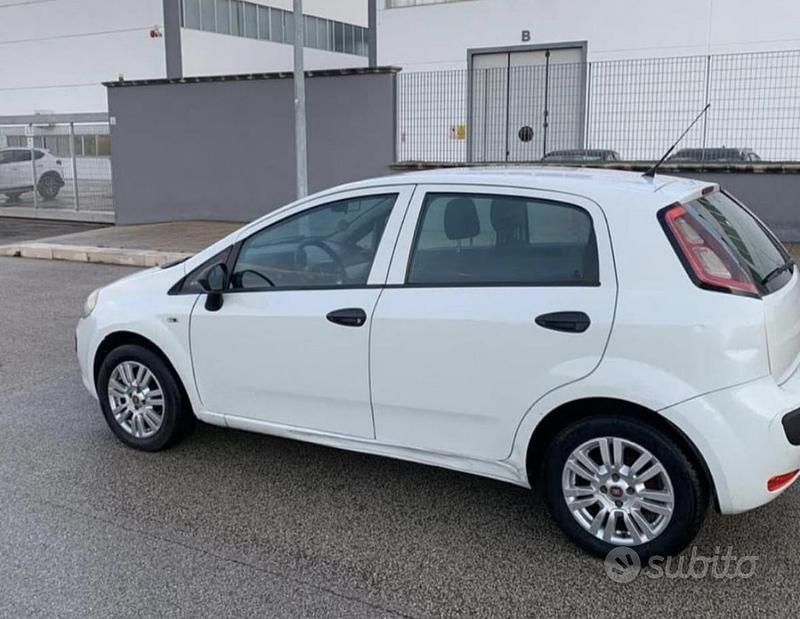 Usata Fiat Punto Evo Dynamic 75 CV (55 kW) 2011 Bianco Utilitaria