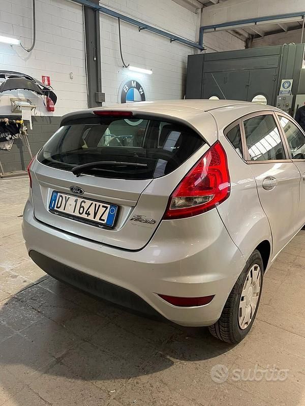 Usata Ford Fiesta 97 CV (71 kW) 2009 Grigio Utilitaria