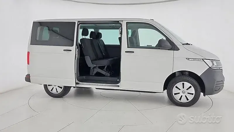 Usata VW Caravelle Trendline 110 CV (80 kW) 2023 Bianco Furgone