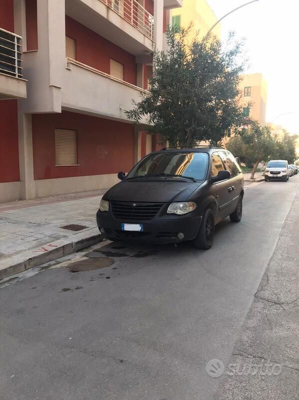 Nero Usata 2004 Chrysler Grand Voyager Monovolume | 700 € (Super prezzo) - Immagine 1/4