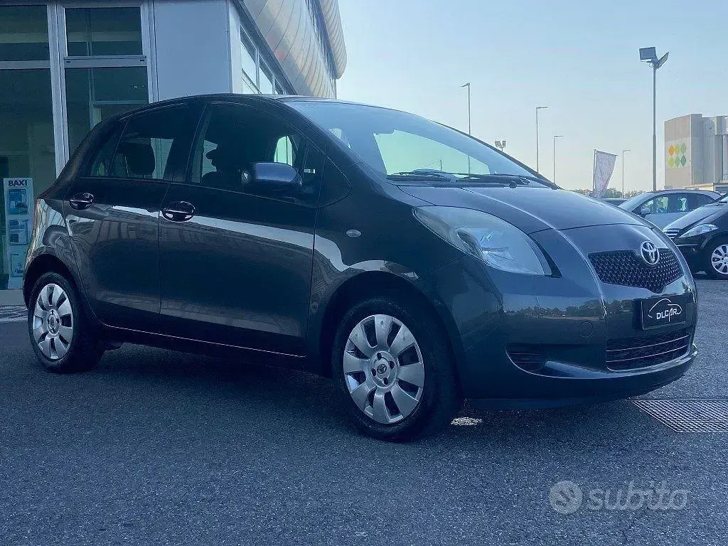 Usata Toyota Yaris 69 CV (50 kW) 2008 Grigio Utilitaria