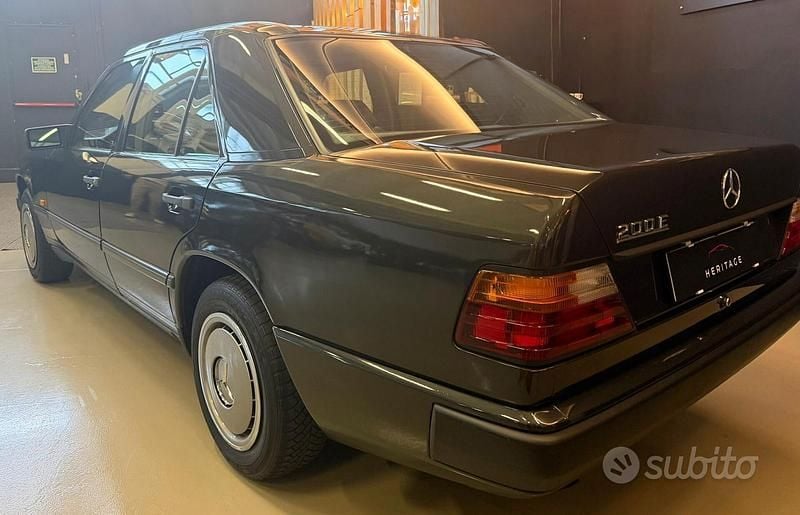 Usata Mercedes E200 122 CV (89 kW) 1987 Grigio Berlina