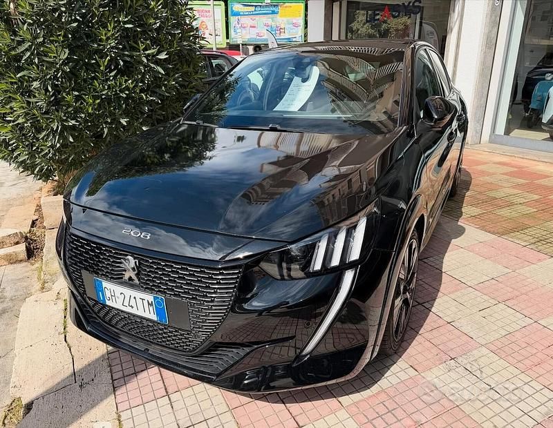 Usata Peugeot 208 GT 131 CV (96 kW) 2023 Nero Utilitaria