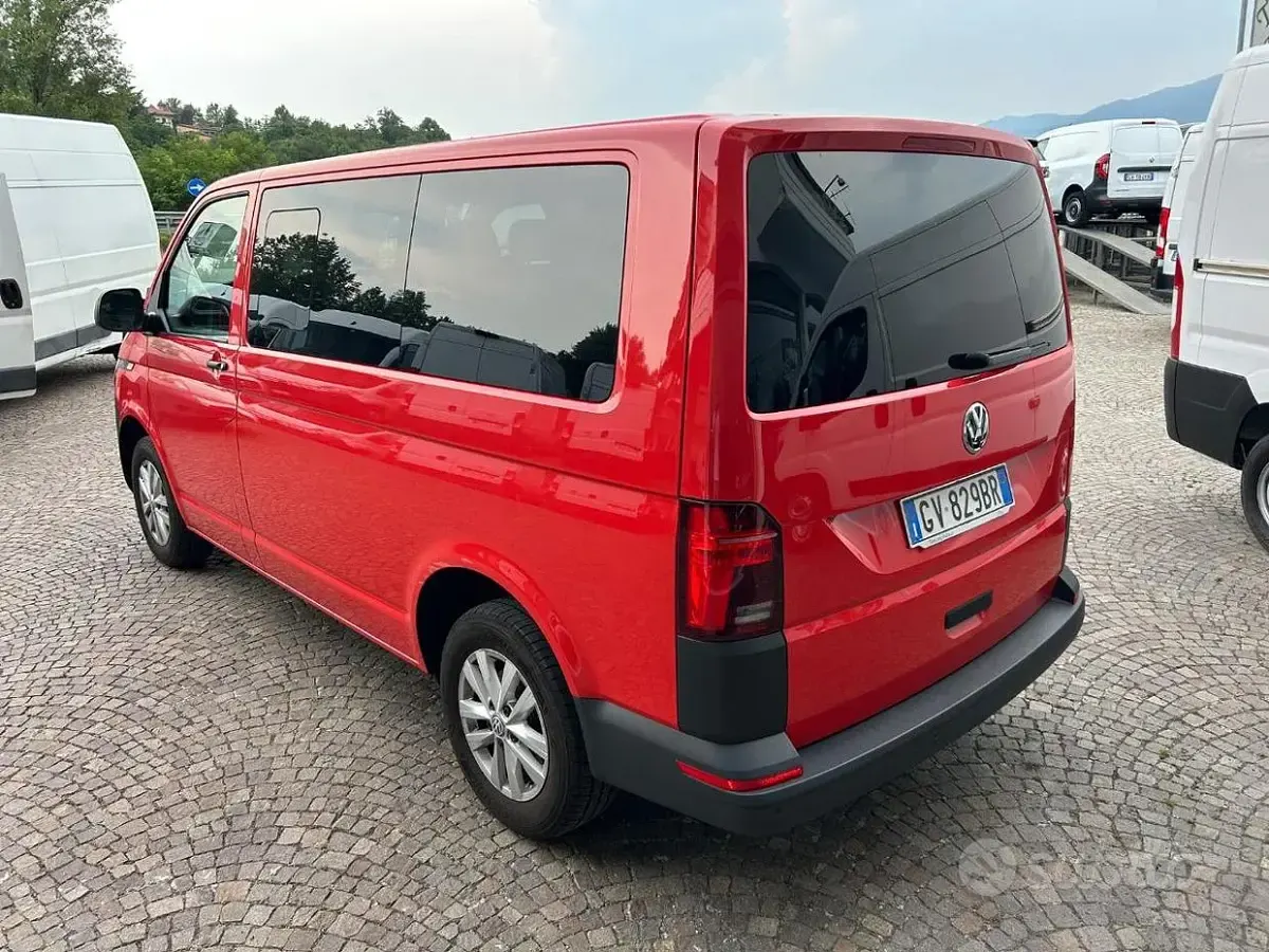 Usata VW Caravelle Trendline 150 CV (110 kW) 2024 Rosso pastello Furgone
