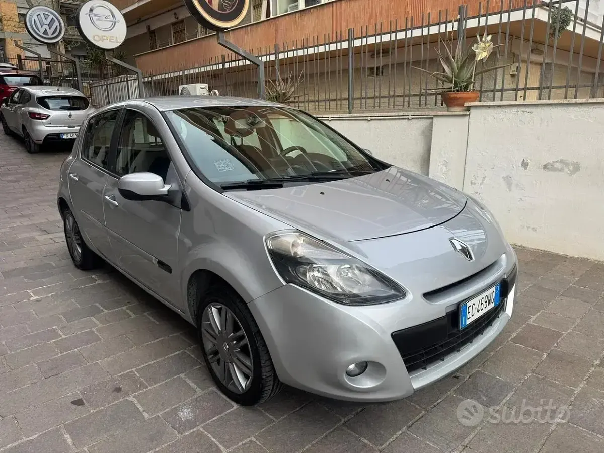 Usata Renault Clio Luxe 101 CV (74 kW) 2011 Utilitaria