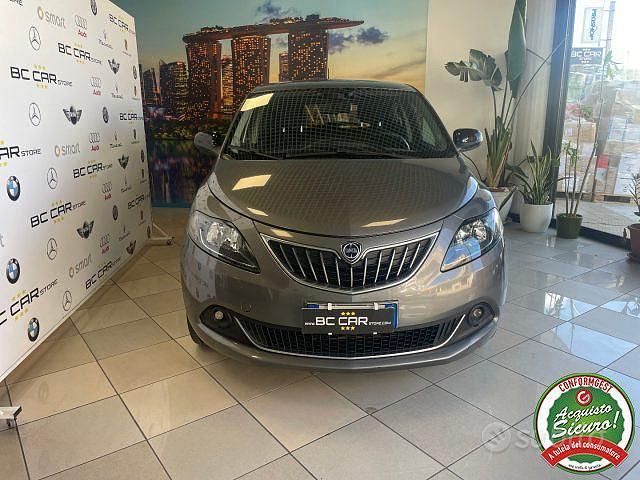Usata Lancia Ypsilon Gold 69 CV (50 kW) 2022 Grigio scuro Utilitaria