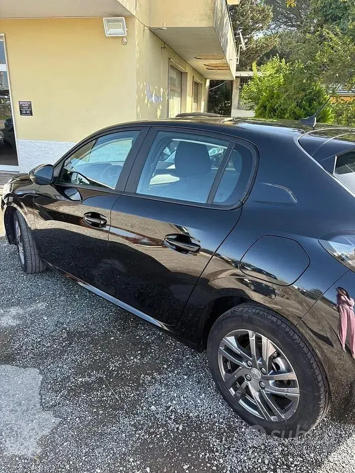 Usata Peugeot 208 102 CV (75 kW) 2022 Nero Utilitaria