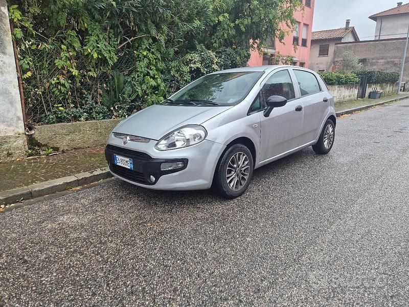 Grigio Usata 2009 Fiat Punto Evo Due volumi | 4500 € (Buon prezzo) - Immagine 1/4