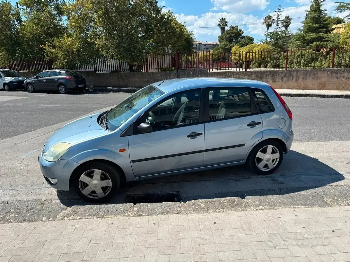 Usata Ford Fiesta 80 CV (58 kW) 2005 Bluazzurro Utilitaria