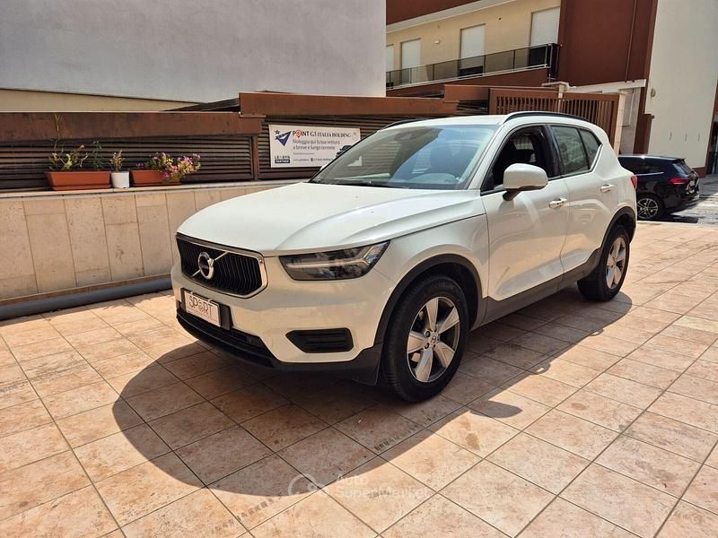 Bianco Usata 2020 Volvo XC40 Momentum SUV | 18.980 € (Buon prezzo) - Immagine 1/4