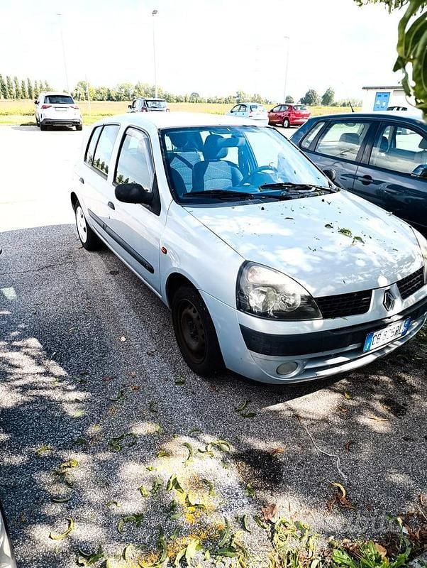 Usata Renault Clio II 58 CV (42 kW) 2002 Grigio Berlina
