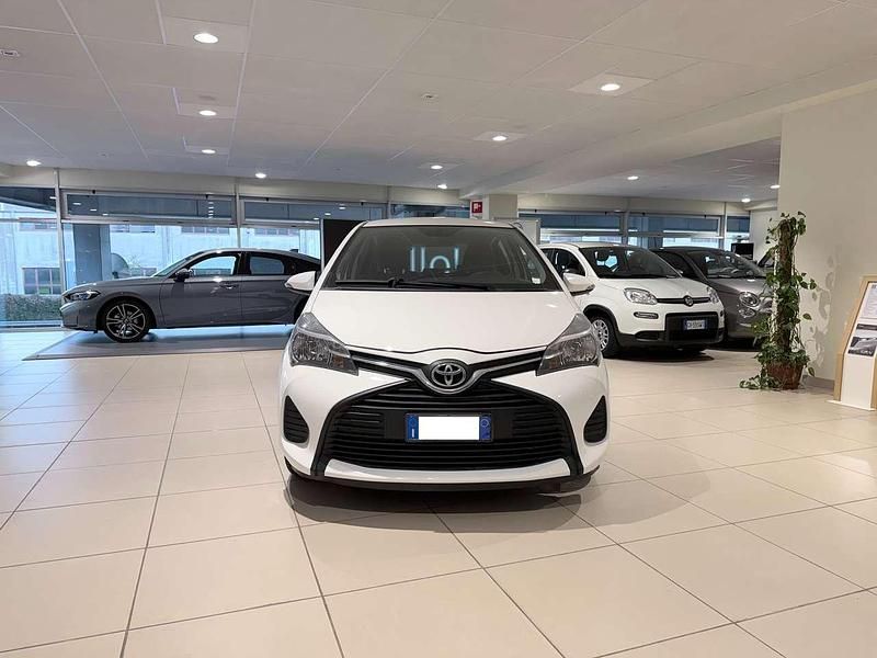 Usata Toyota Yaris Cool 69 CV (50 kW) 2015 Bianco Utilitaria