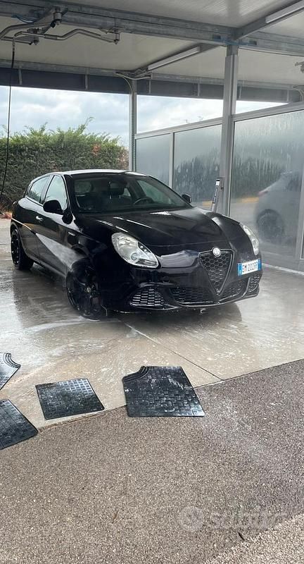 Usata Alfa Romeo Giulietta Distinctive 140 CV (102 kW) 2012 Nero Utilitaria