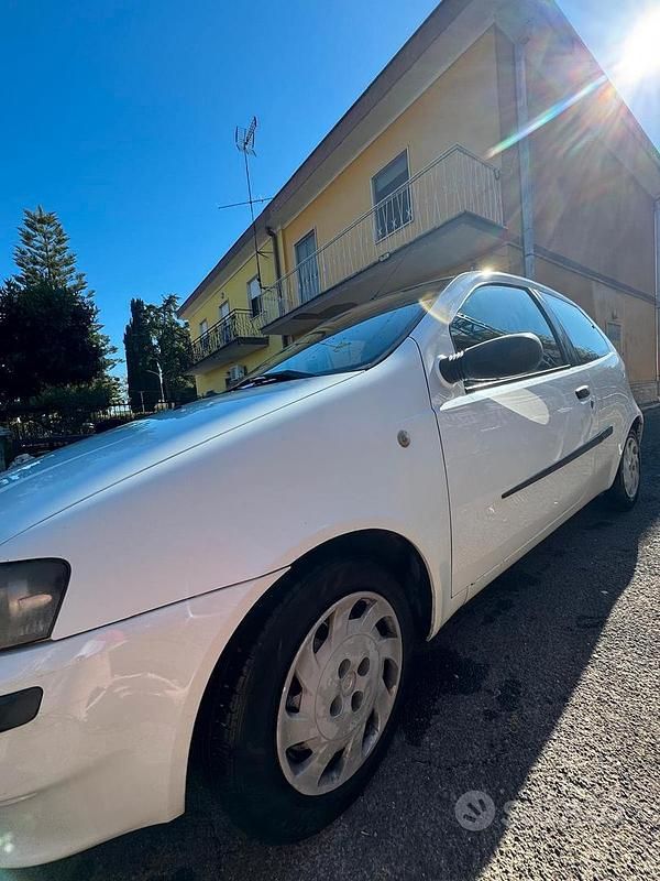 Usata Fiat Punto 60 CV (44 kW) 2001 Bianco Utilitaria