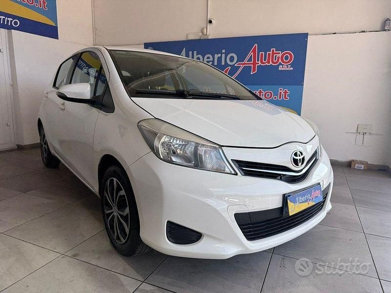 Usata Toyota Yaris Lounge 69 CV (50 kW) 2012 Bianco Berlina