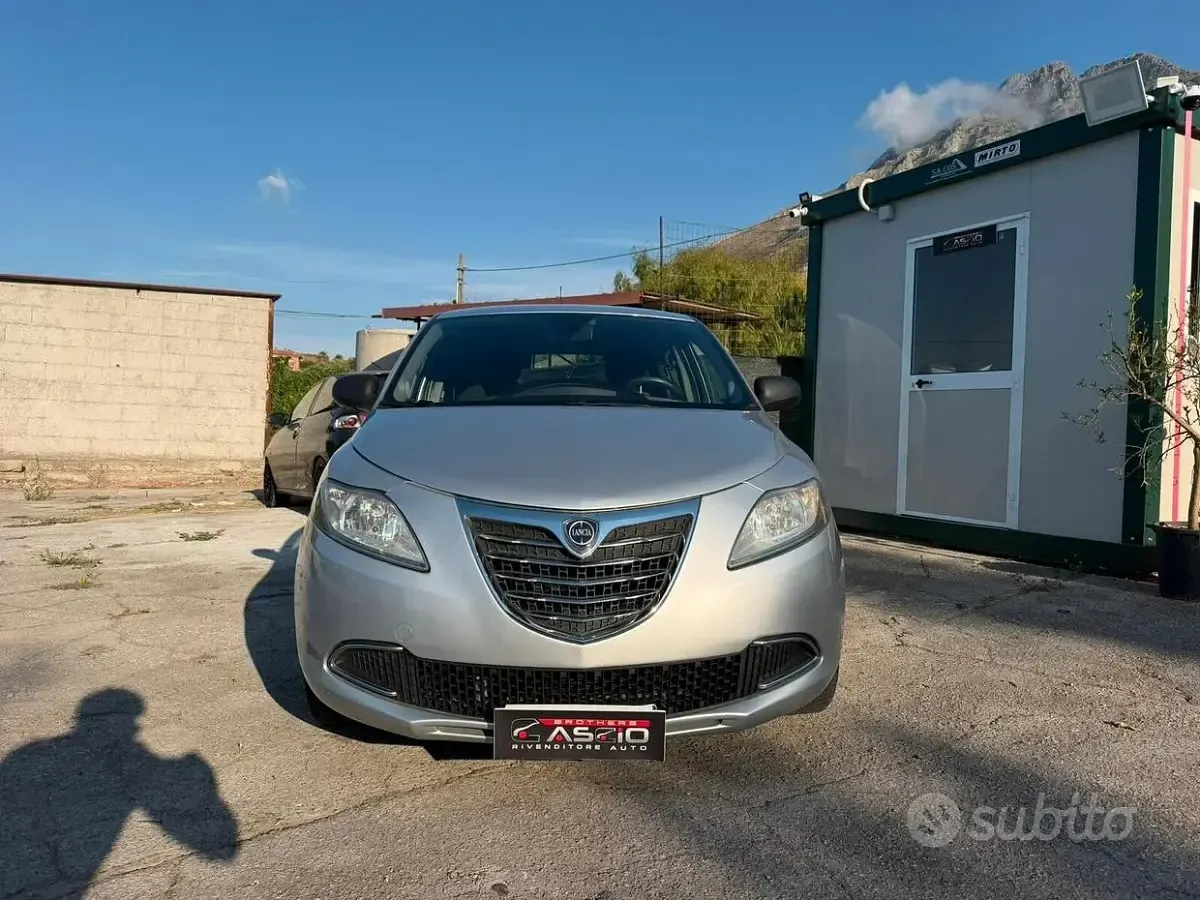 Usata Lancia Ypsilon Silver 69 CV (50 kW) 2015 Grigio Utilitaria