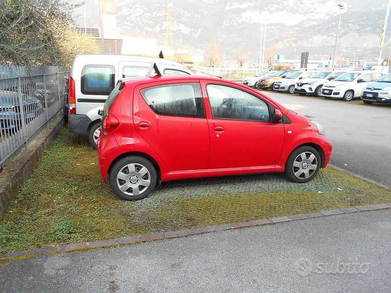 Usata Toyota Aygo 68 CV (50 kW) 2006 Rosso Utilitaria