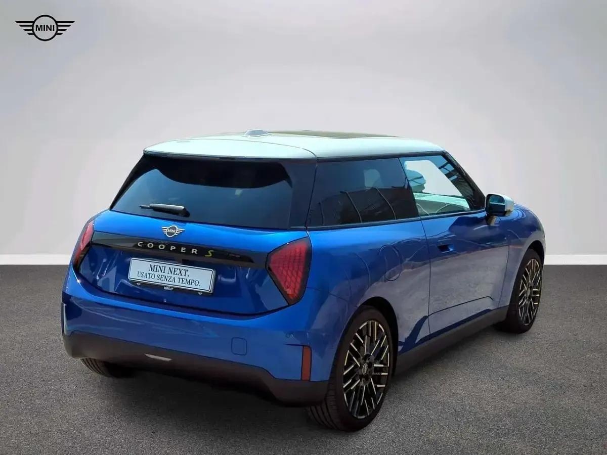 Usata Mini Cooper SE Favoured 160 kW (218 CV) 2026 Blu/azzurro Utilitaria