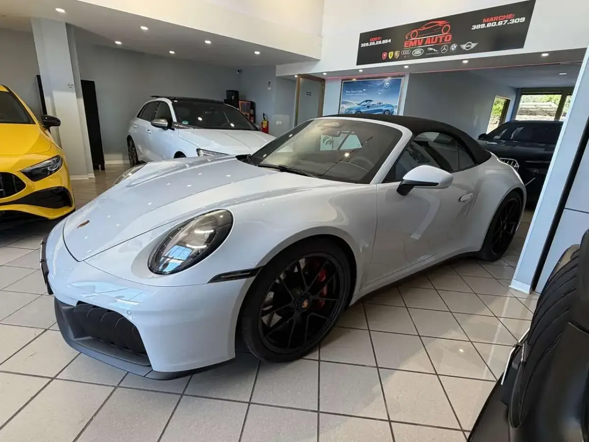 Usata Porsche 992 541 CV (397 kW) 2026 Grigio Cabrio