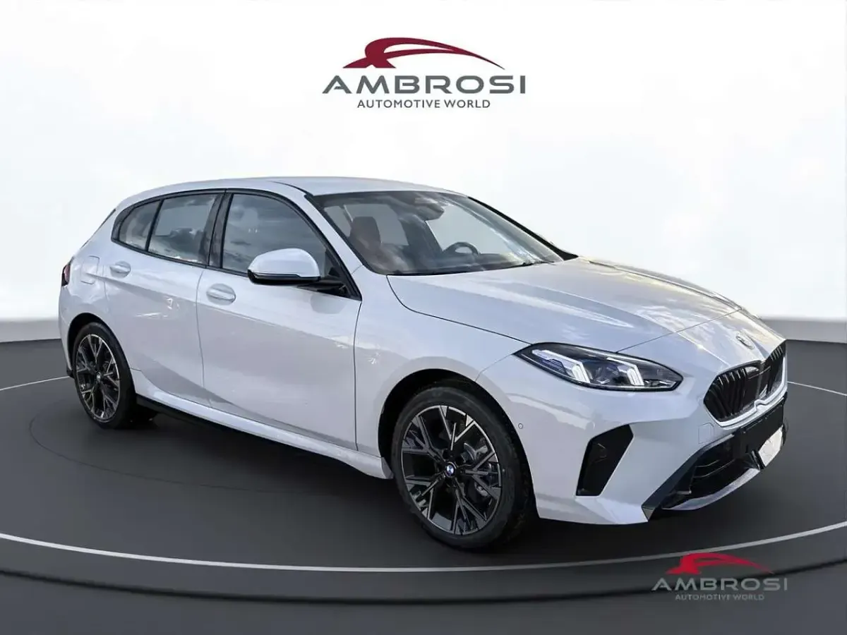 Nuova BMW 118 M Sport 150 CV (110 kW) 2026 Alpin white pastello Utilitaria