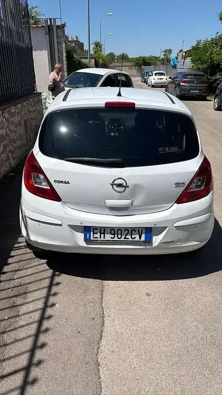 Usata Opel Corsa Edition 75 CV (55 kW) 2011 Bianco Utilitaria