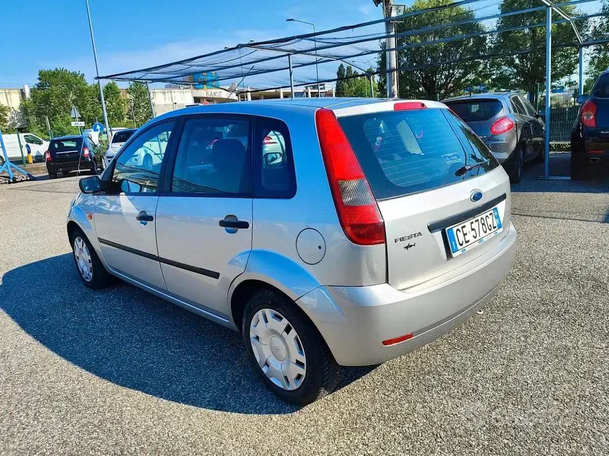 Usata Ford Fiesta Zetec 75 CV (55 kW) 2004 Grigio Utilitaria