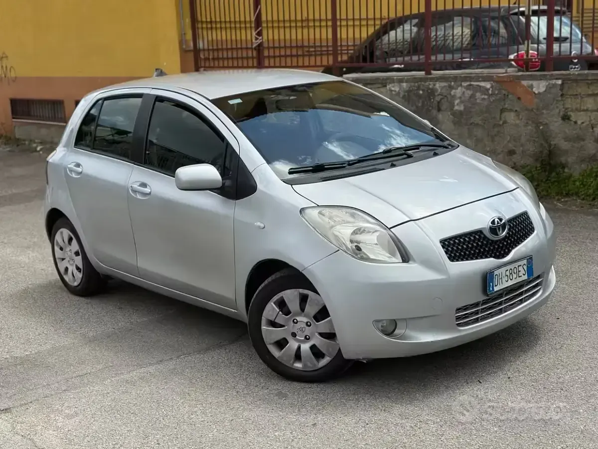 Usata Toyota Yaris Sol 90 CV (66 kW) 2007 Grigio Utilitaria