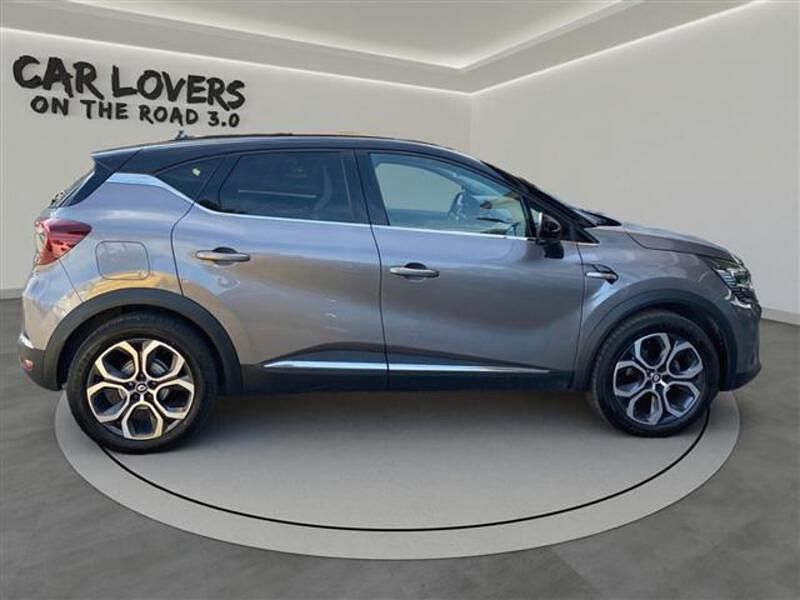 Begagnad Renault Captur Techno 101 HK (74 kW) 2023 Grå SUV