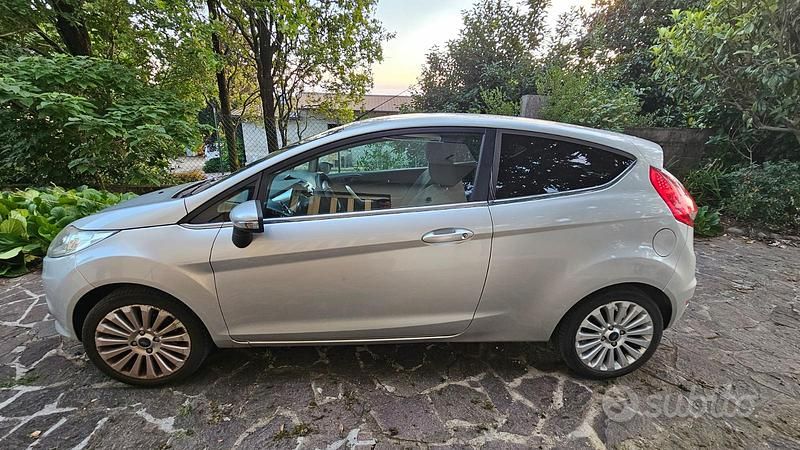 Usata Ford Fiesta Titanium 82 CV (60 kW) 2009 Grigio Utilitaria