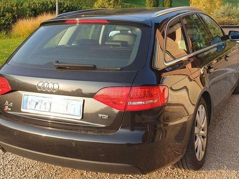 Käytetty Audi A4 Advanced 143 HP (105 kW) 2011 Musta Farmari