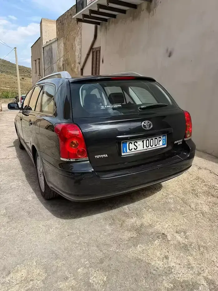 Second-hand Toyota Avensis 116 CP (85 kW) 2005 Negru Break
