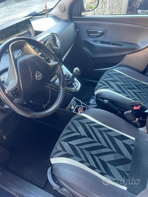 Usado Lancia Ypsilon 95 CV (69 kW) 2017 Azul Utilitario