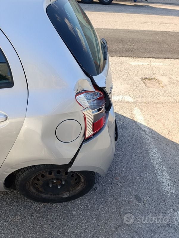 Usata Toyota Yaris 86 CV (63 kW) 2007 Grigio Utilitaria