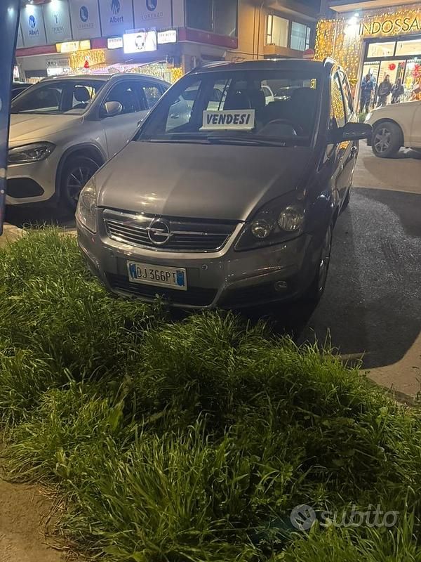 Usata Opel Zafira 2007 Grigio Monovolume