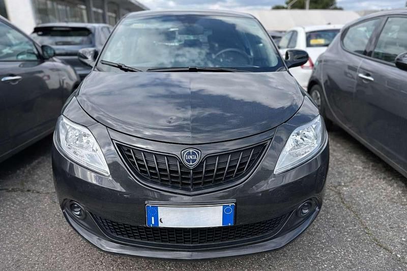 Usata Lancia Ypsilon Silver 69 CV (50 kW) 2023 Grigio scuro Utilitaria