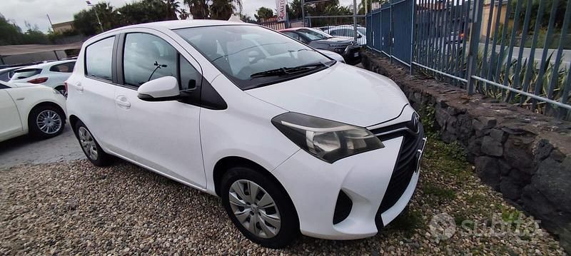 Usata Toyota Yaris Active 69 CV (50 kW) 2015 Bianco Berlina