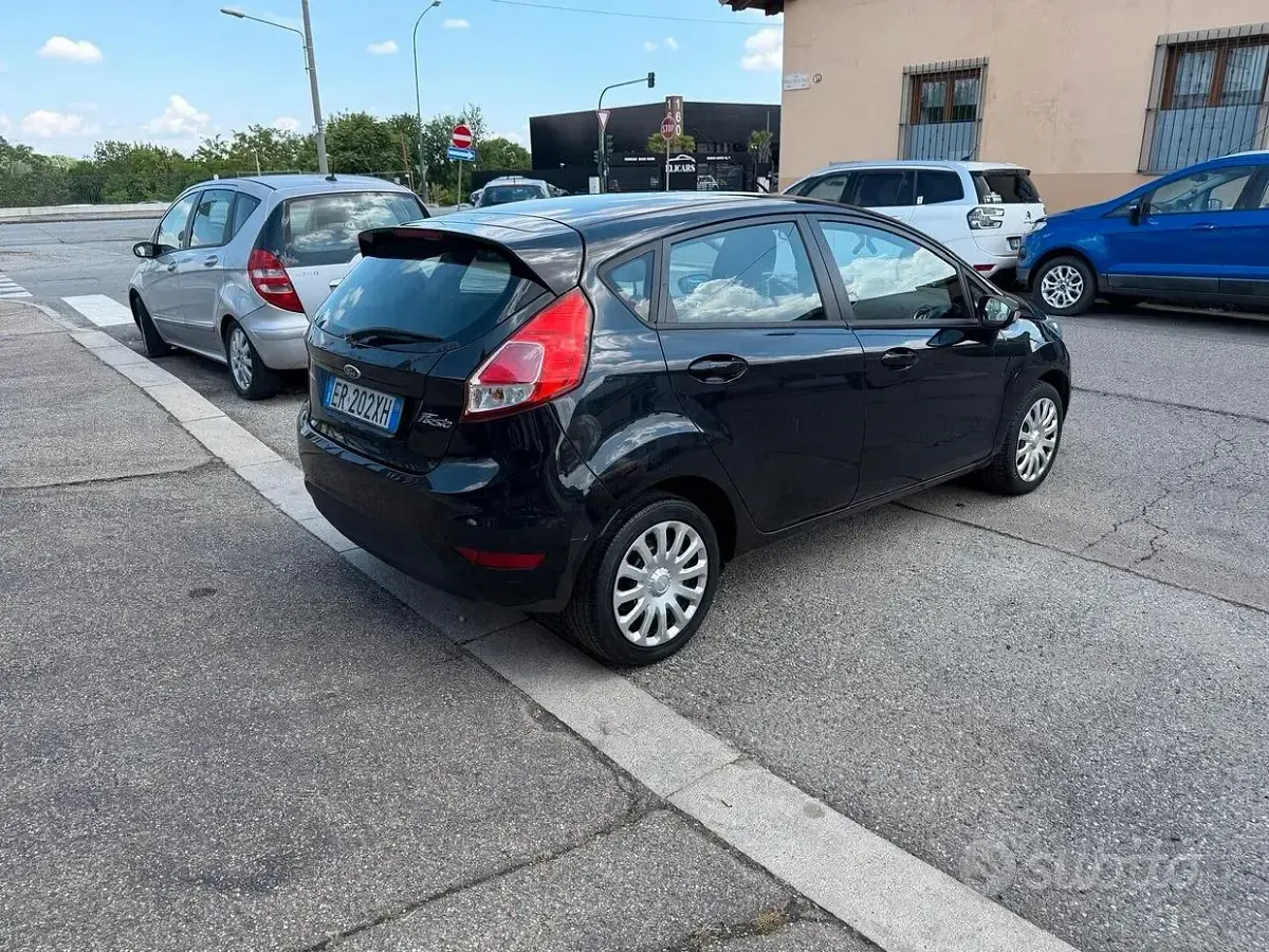 Usata Ford Fiesta 97 CV (71 kW) 2013 Nero Berlina