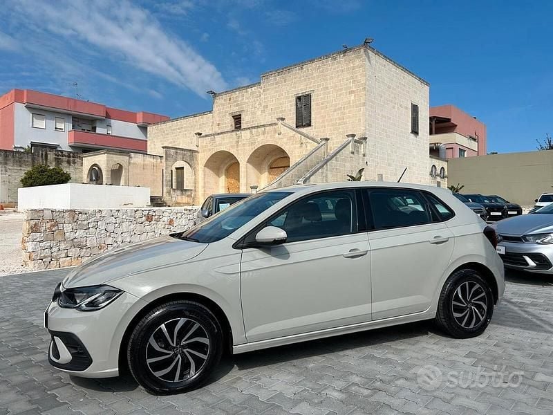 Usata VW Polo Life 90 CV (66 kW) 2023 Grigio Utilitaria