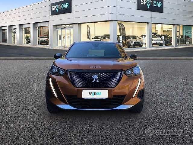 Usado Peugeot 2008 Allure 131 HP (96 kW) 2023 Laranja SUV