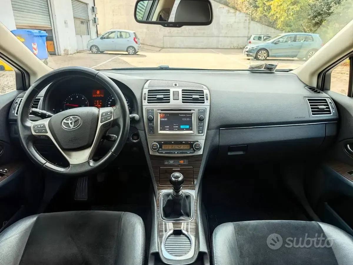 Usata Toyota Avensis 124 CV (91 kW) 2014 Grigio Station wagon