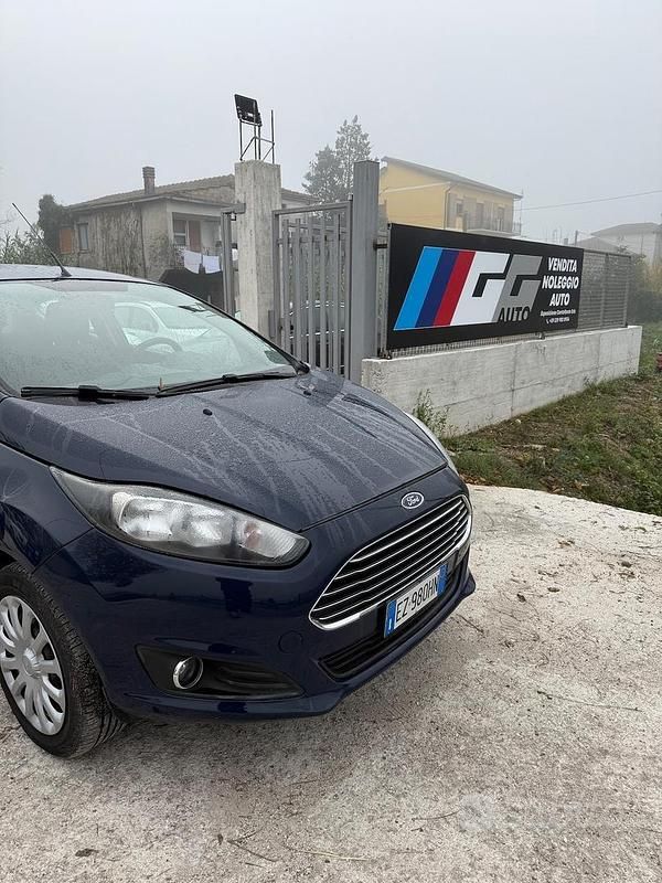 Usata Ford Fiesta 95 CV (69 kW) 2015 Blu Berlina